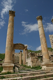 20040313-me-jo-jerash12s.jpg